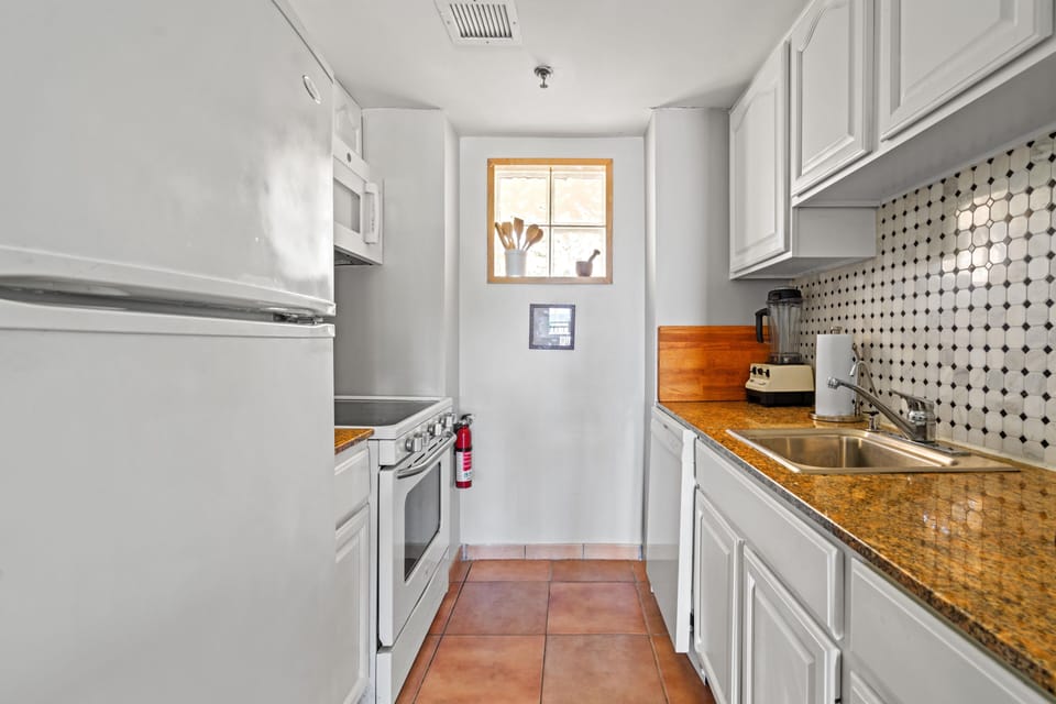 The fully equipped kitchen