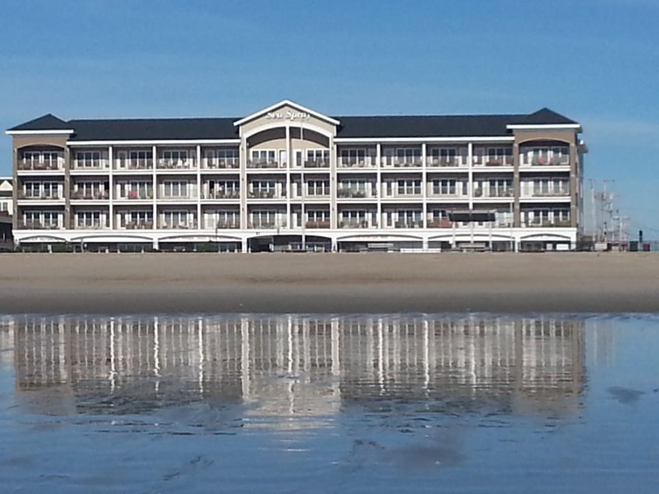 Amazing Condo Unit right on Ocean Blvd in beautiful Hampton Beach with parking!!