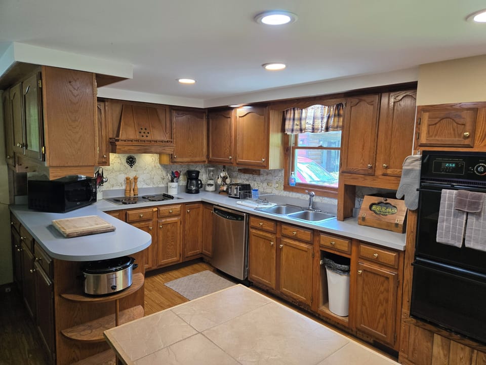 Coffee/tea maker, fridge, microwave, oven