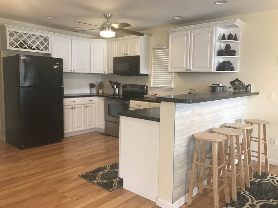 Coffee/tea maker, fridge, microwave, oven