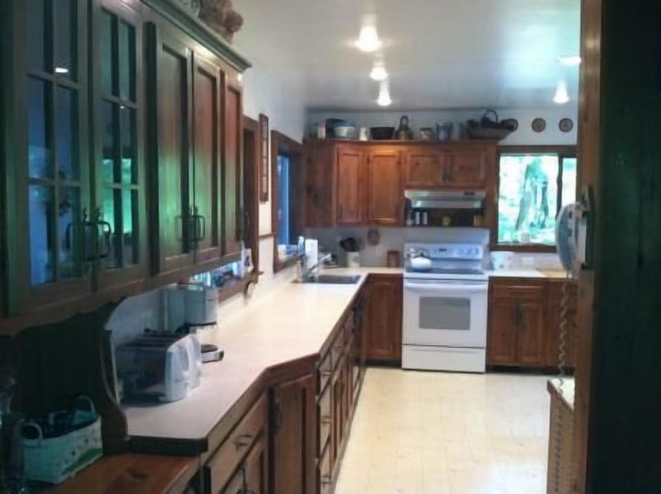 Coffee/tea maker, fridge, microwave, oven