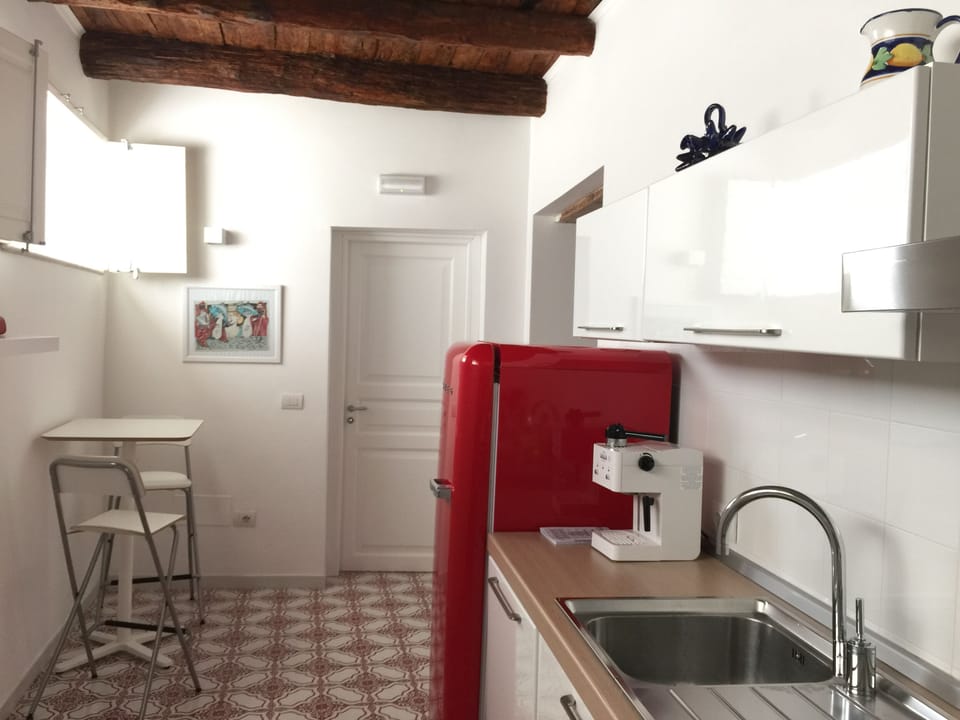 Coffee/tea maker, fridge, microwave, oven