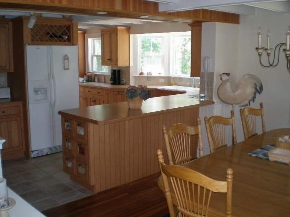 Lovely kitchen with lots of space to create great summer meals and entertaining.