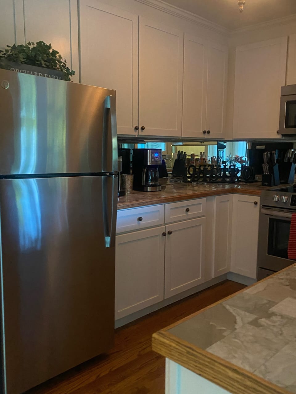 Coffee/tea maker, fridge, microwave, oven