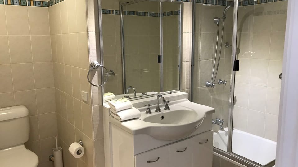 Main bathroom with bathtub 