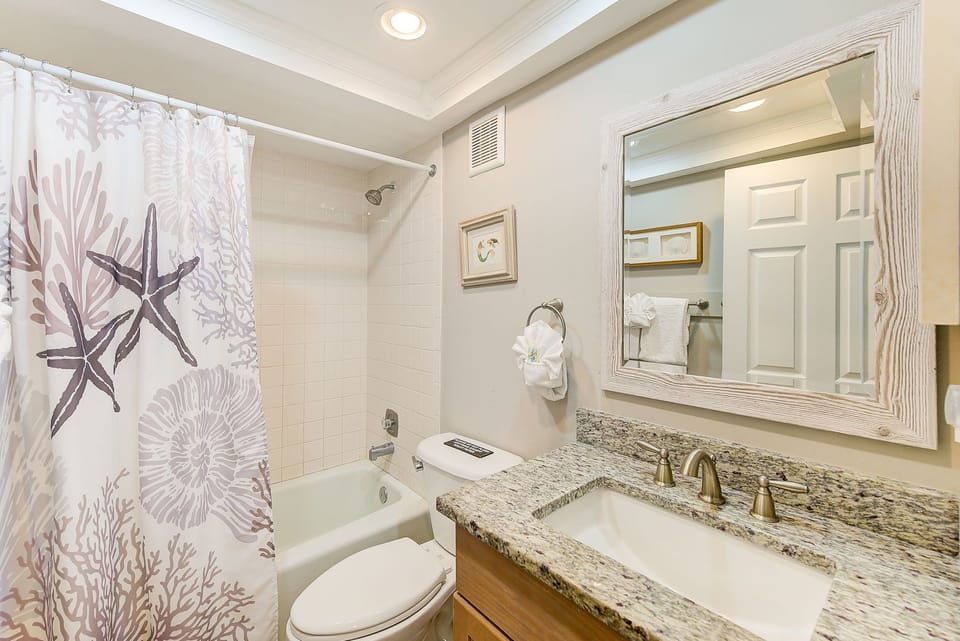 En suite middle bathroom.