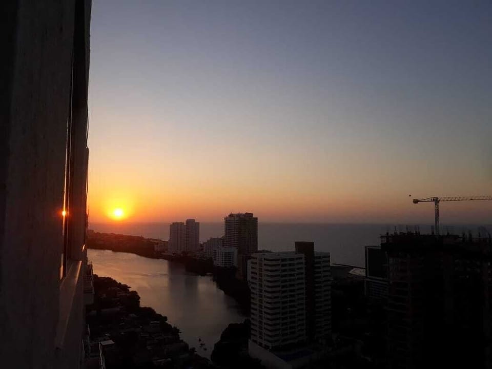 Te invitamos a disfrutar de hermosos atardeceres y el agua azul del Mar Caribe