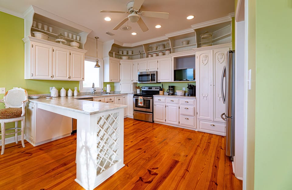Beautiful fully-stocked kitchen