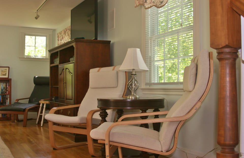 3rd Fl loft - quiet reading area w/space for kids to watch videos and play games