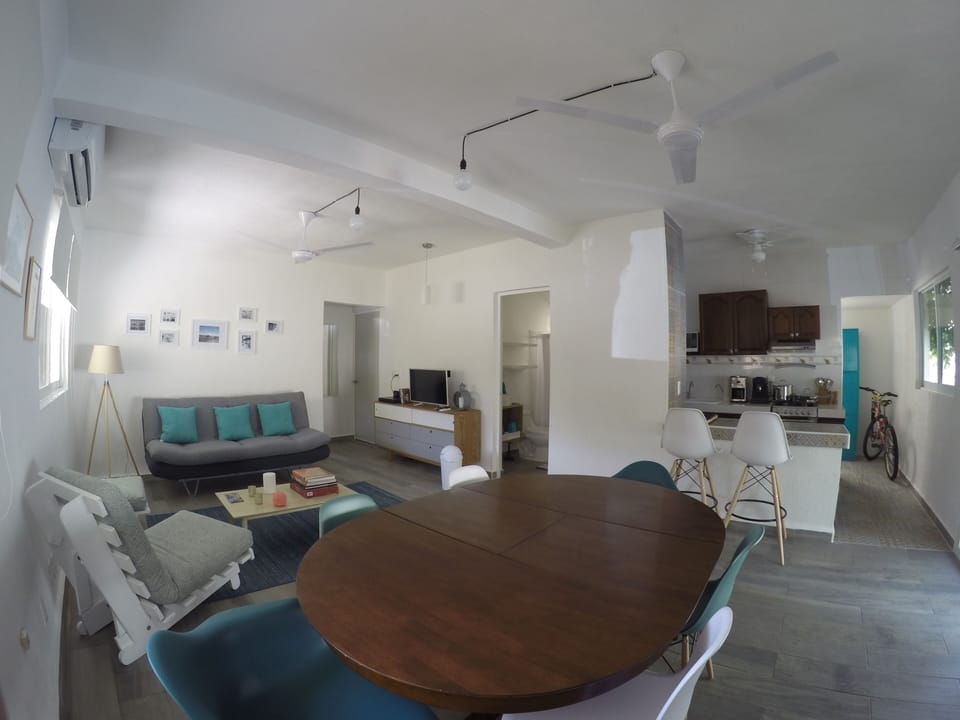 
50/5000
Living room with air conditioning and fans.