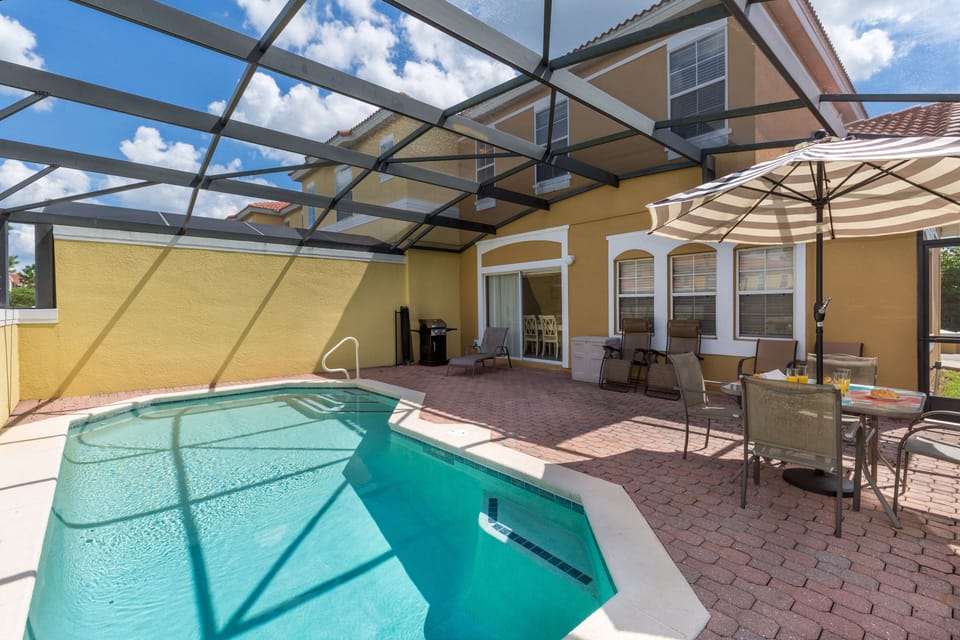 Fabulous pool deck with retractable safety fence, sun loungers and BBQ