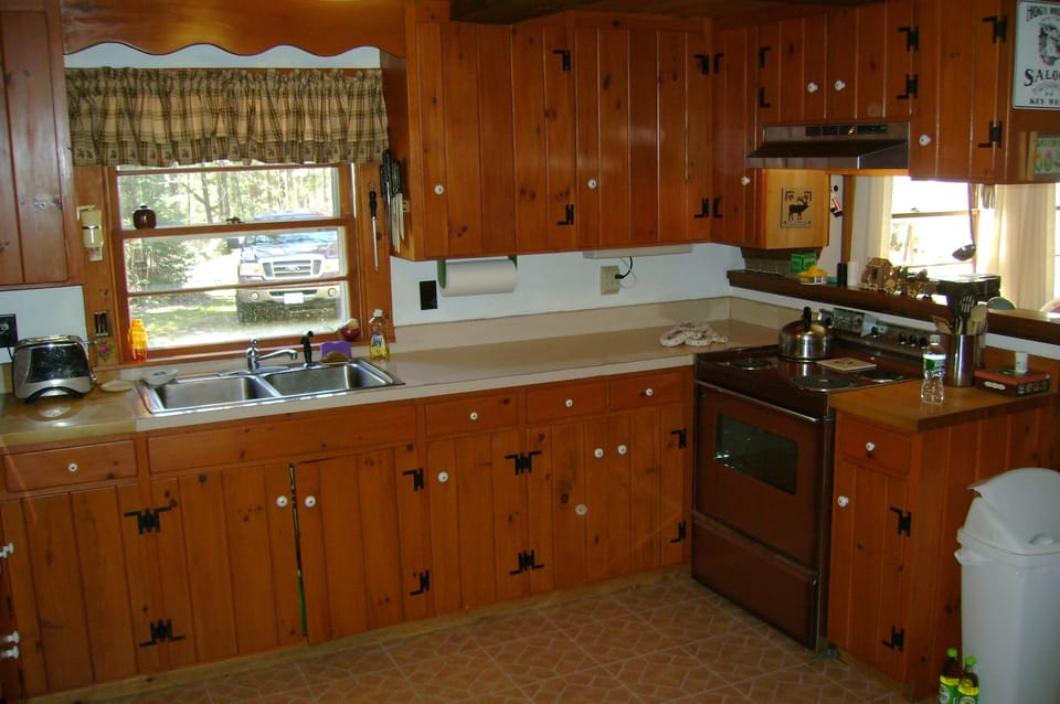 Nice size kitchen with lots of counter space