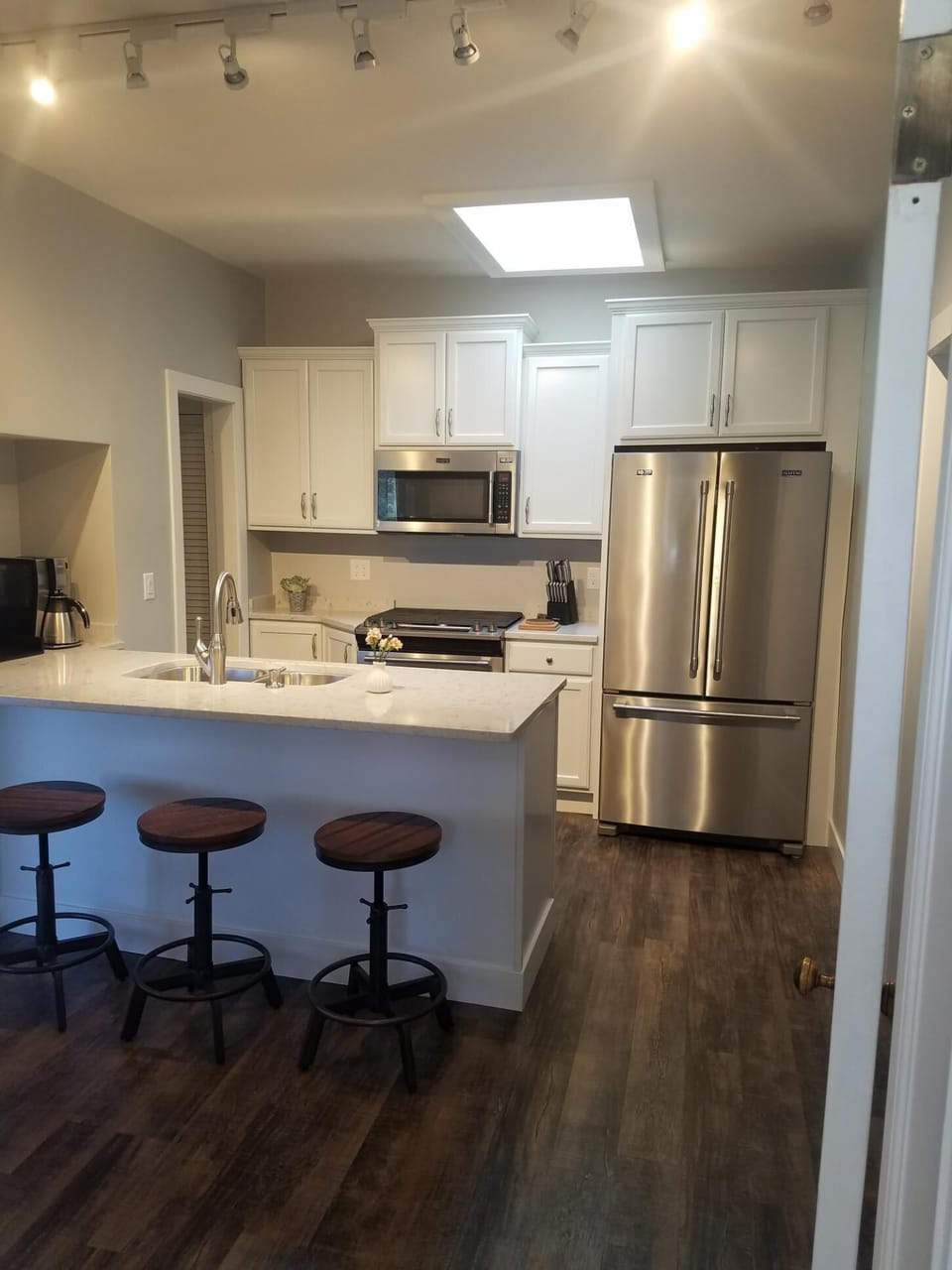 Fully equipped kitchen with coffee and tea bar