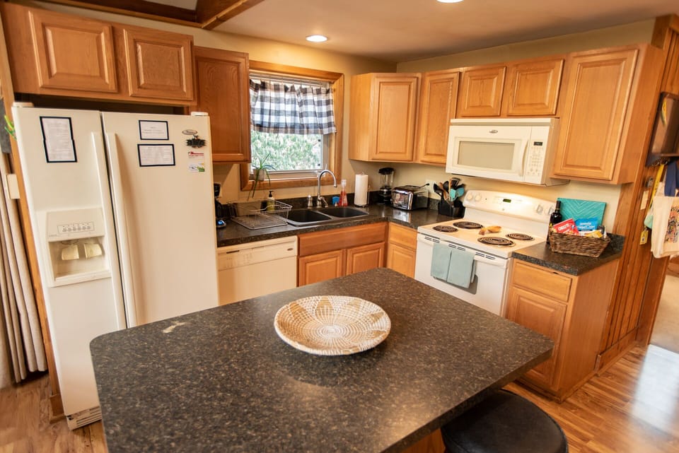 Coffee/tea maker, fridge, microwave, oven