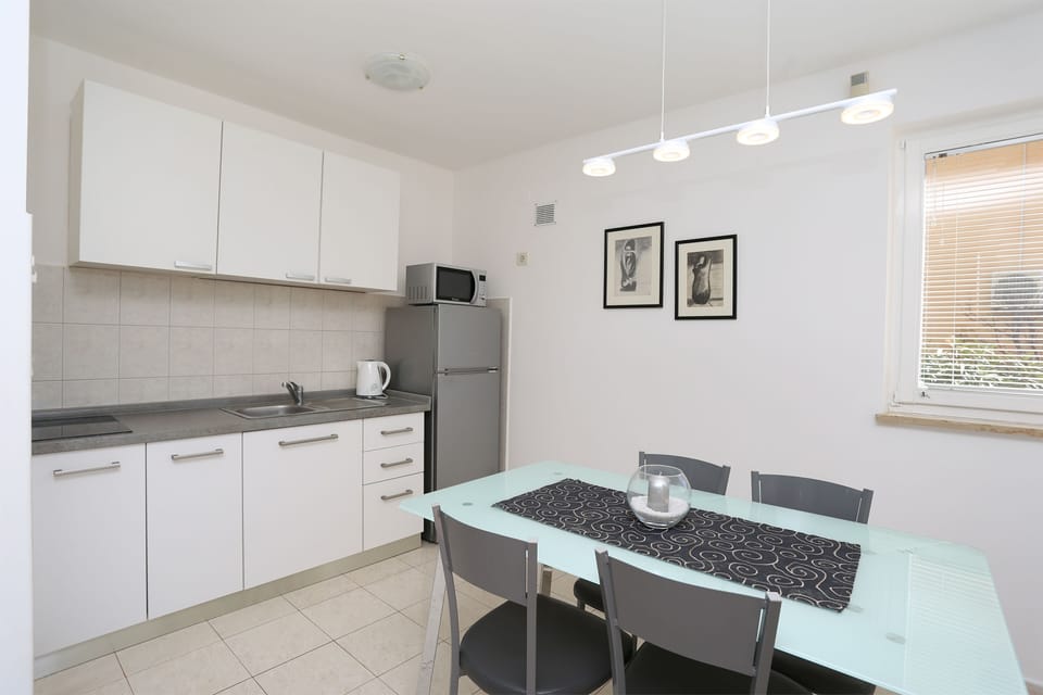 Coffee/tea maker, fridge, microwave, stovetop