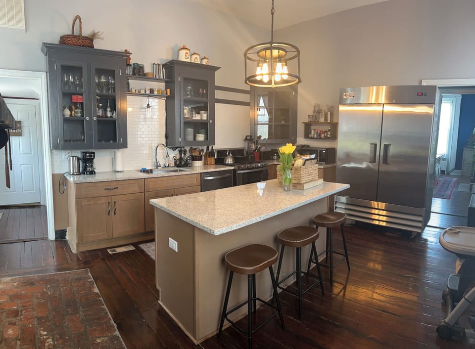 Full kitchen, big double fridge, double oven, dishwasher, fully stocked