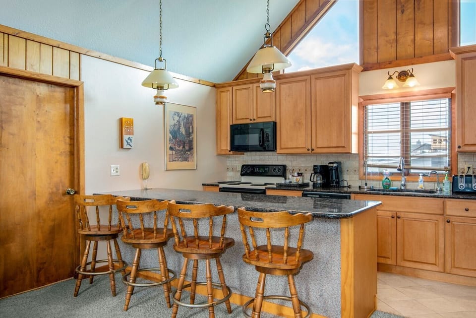Kitchen and Breakfast Bar
