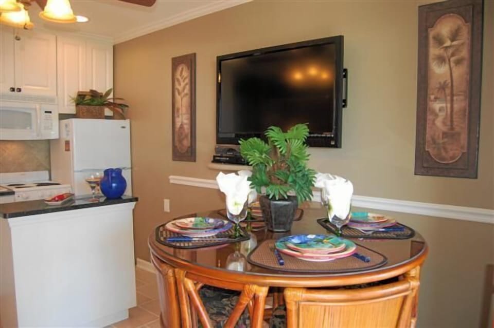 Dining for 4 ....42 Inch LCD TV, Hundreds of Cable Channels, Blu Ray DVD Player