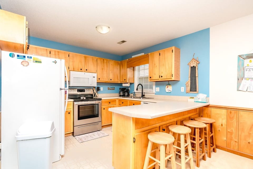 Kitchen with Eat- In Seating