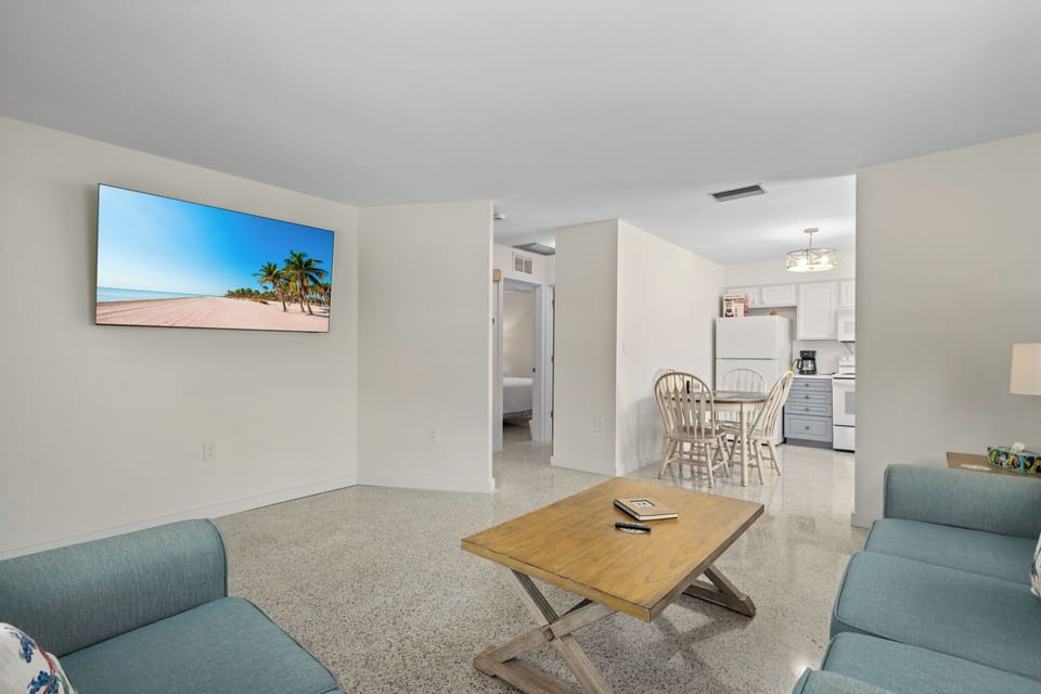 2025 TV QLED Samsung 65" and a cabinet is below the TV.