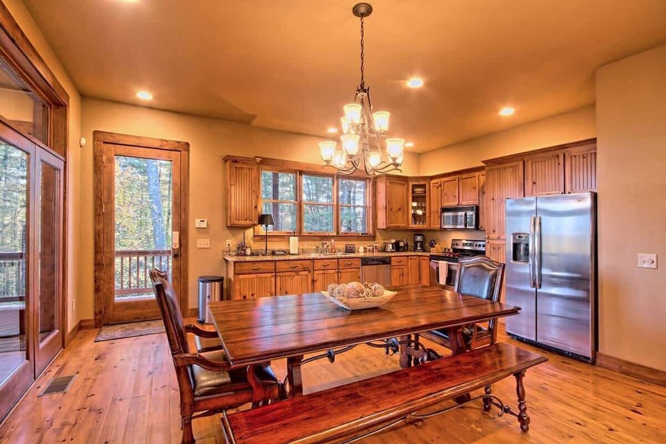 Dining area w/ seating for 6