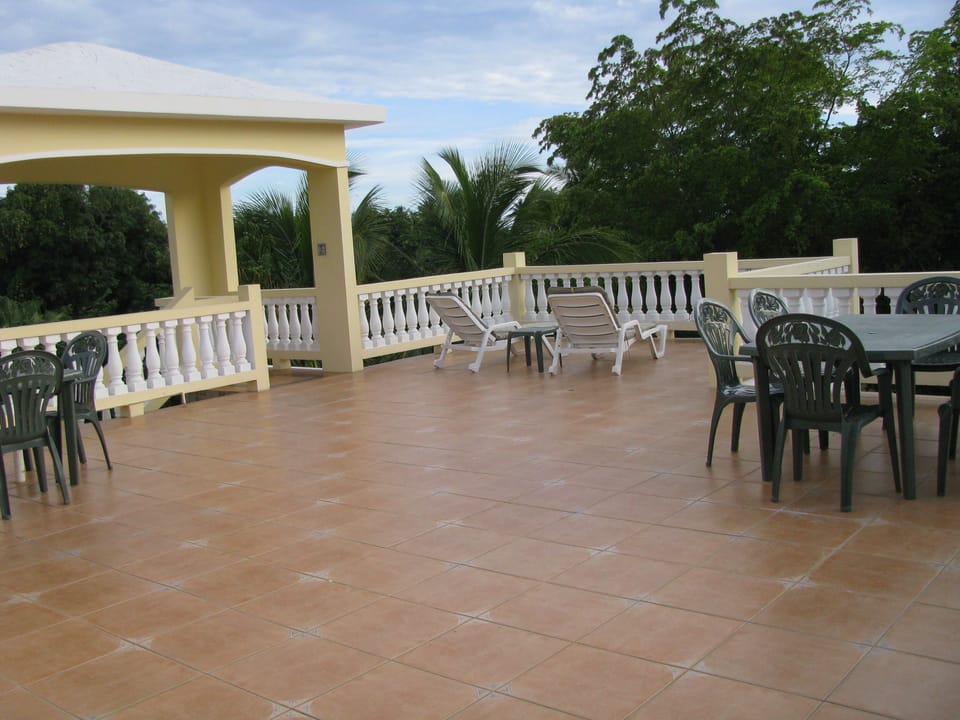 Rooftop deck for barbecuing and stargazing