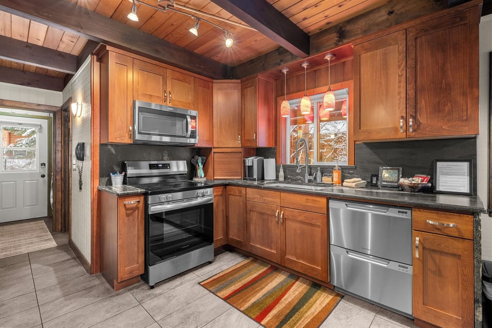 Fully equipped kitchen with a dishwasher.