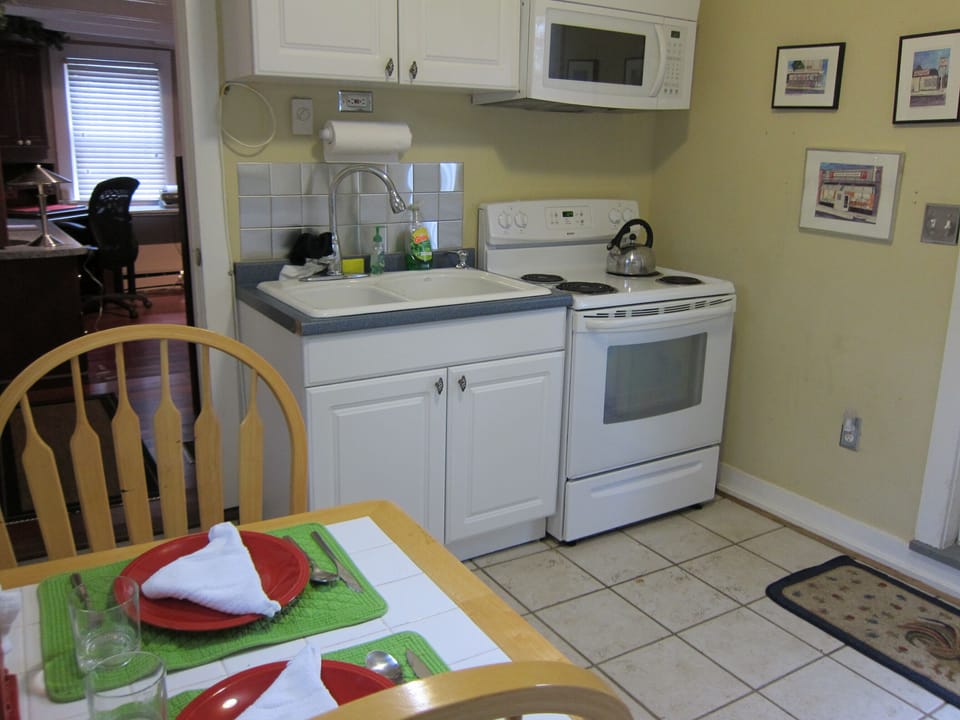 Eat-in Kitchen
