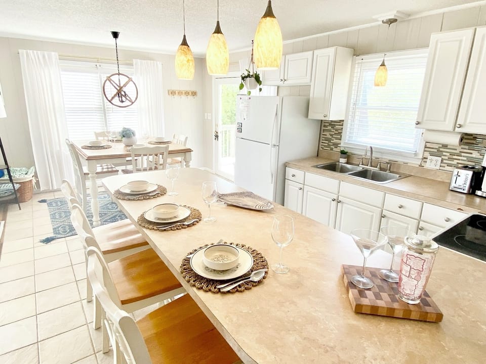 Ample space for all to dine together or easy bar set up for quick snacks