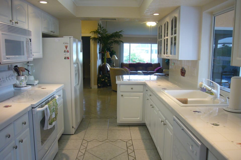 glass top stove, water&ice in door, overhead lights, overlook pool & canal