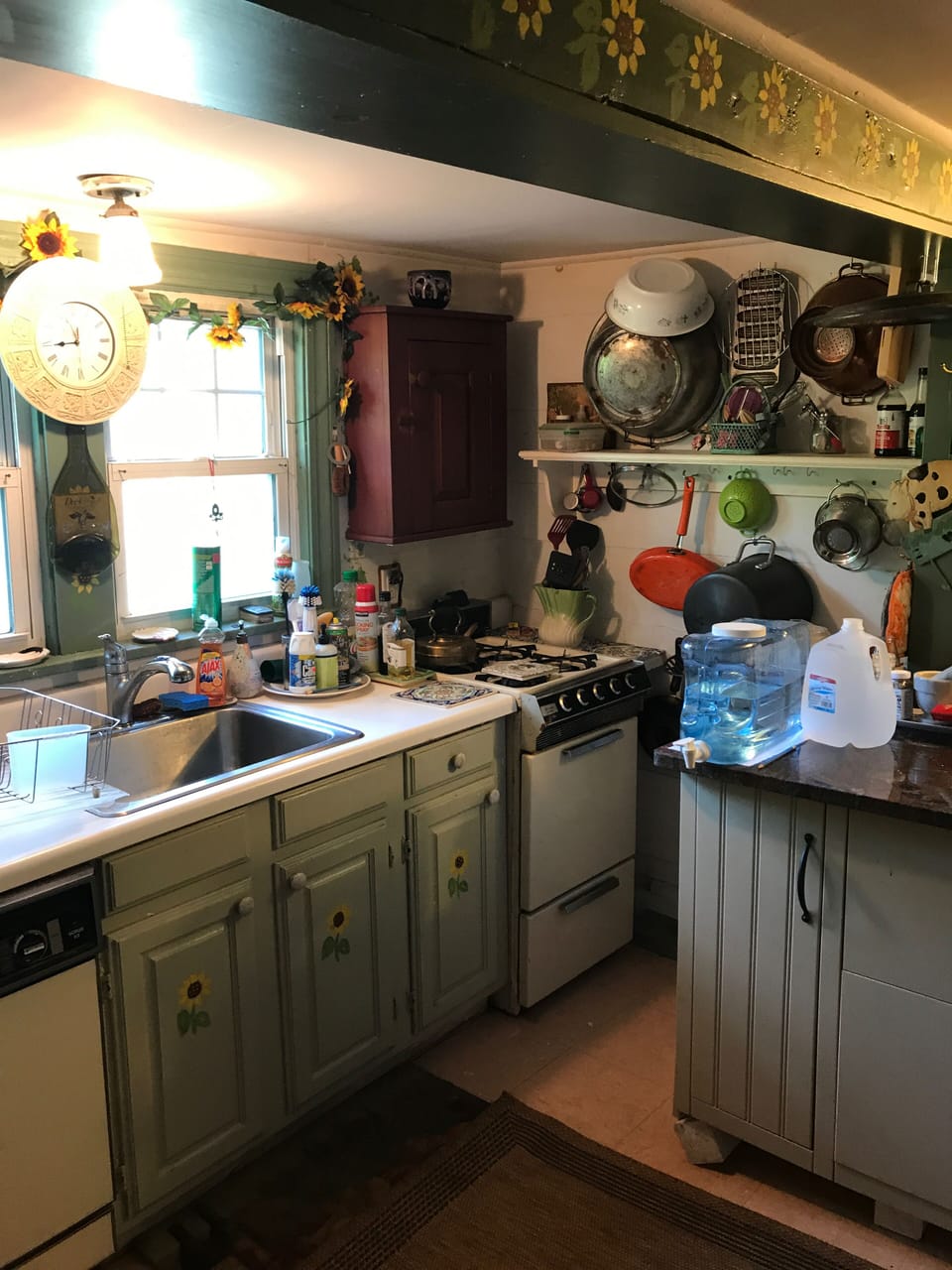 Simple kitchen: No frills,No dishwasher. Gas stove. Plenty of pots, pans, dishes