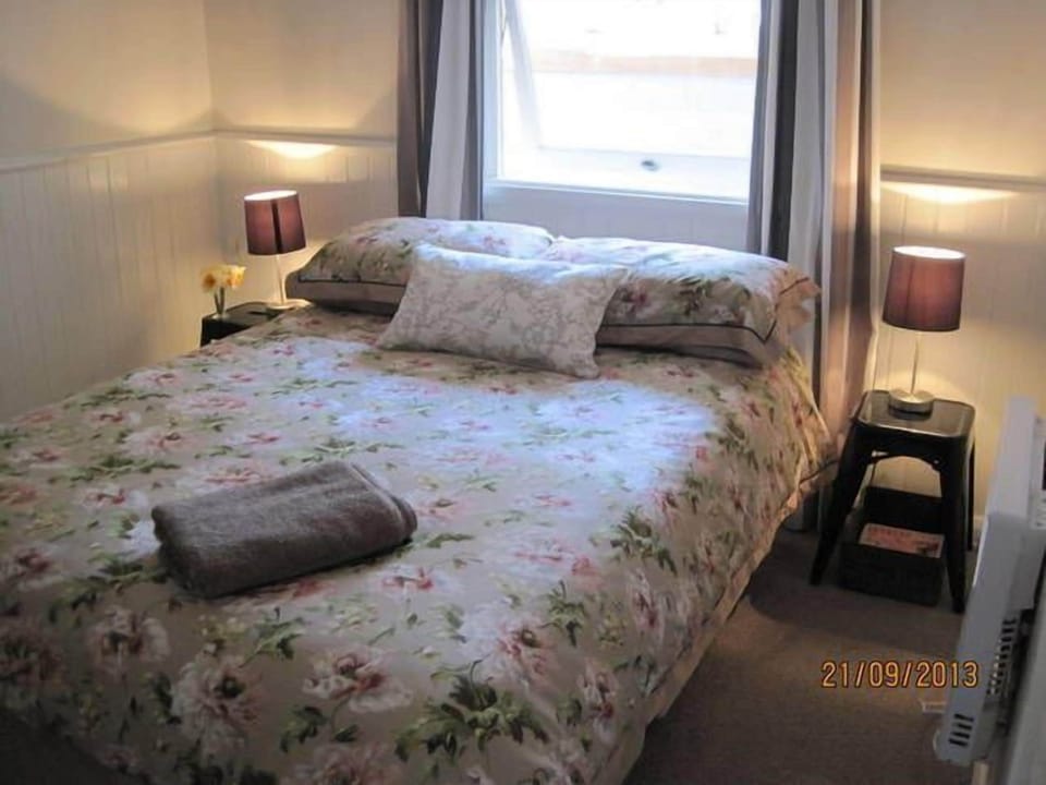 2 bedrooms, iron/ironing board, internet, bed sheets