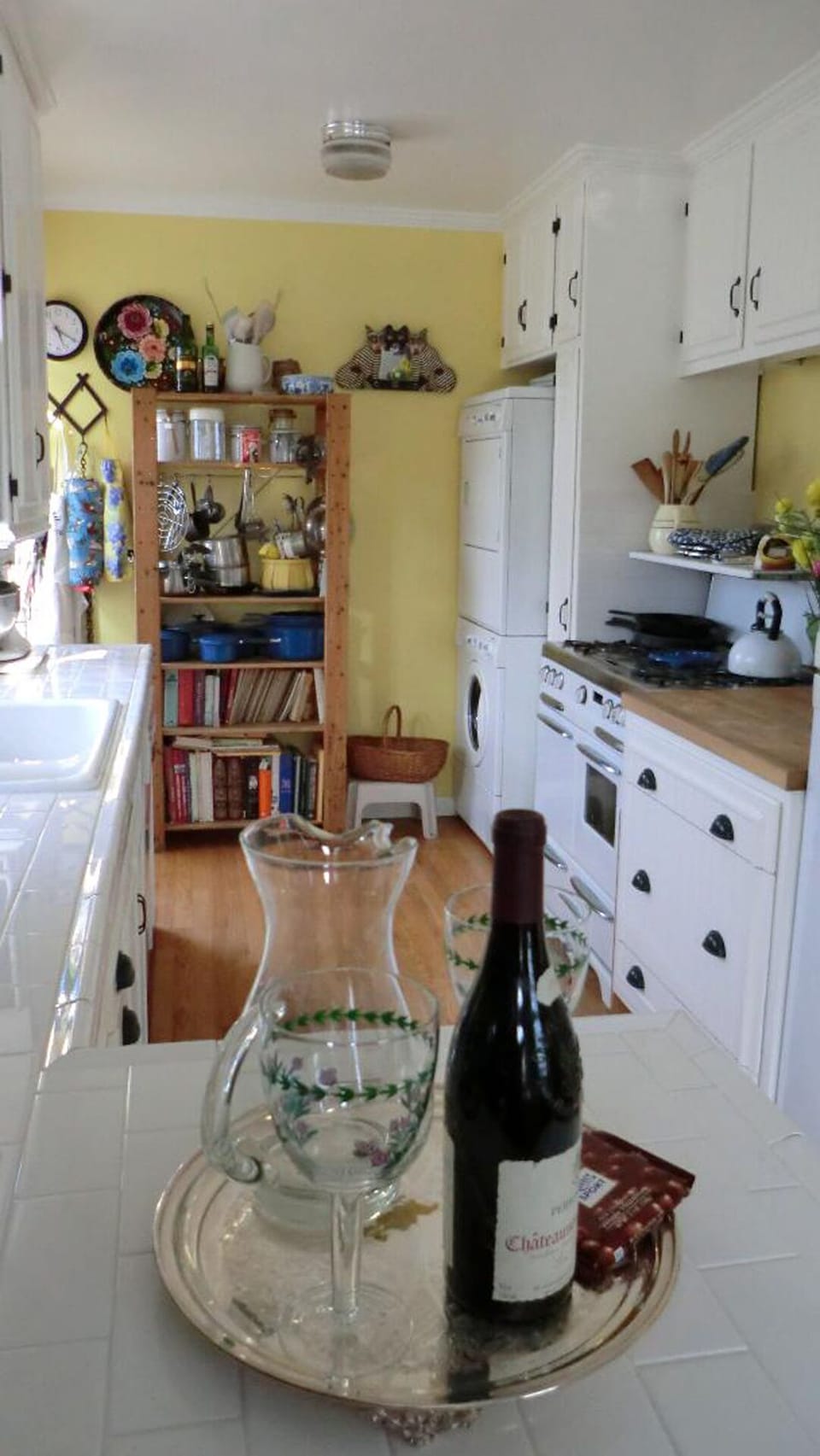 Charming Fully Equipped Gourmet Kitchen w Bosch Dishwasher & Maytag Wash/Dryer