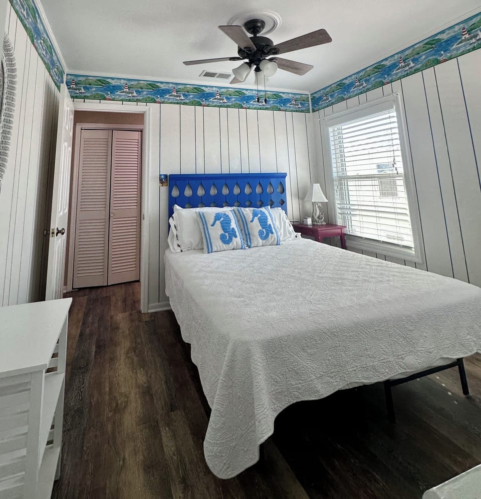 Hall bedroom with queen bed