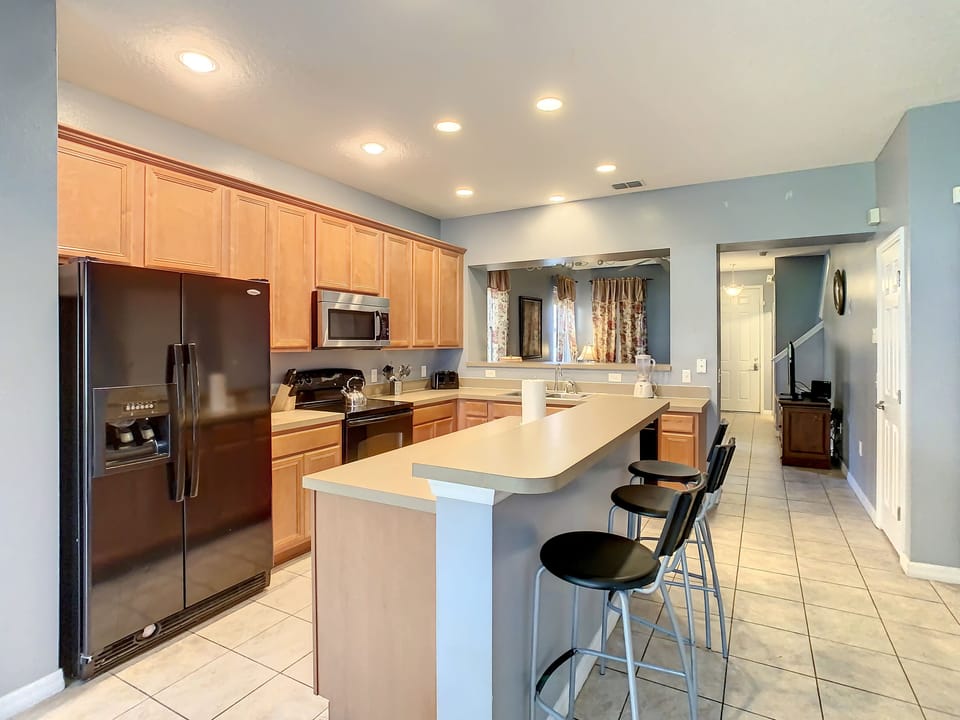 Fully Equipped Kitchen and bar