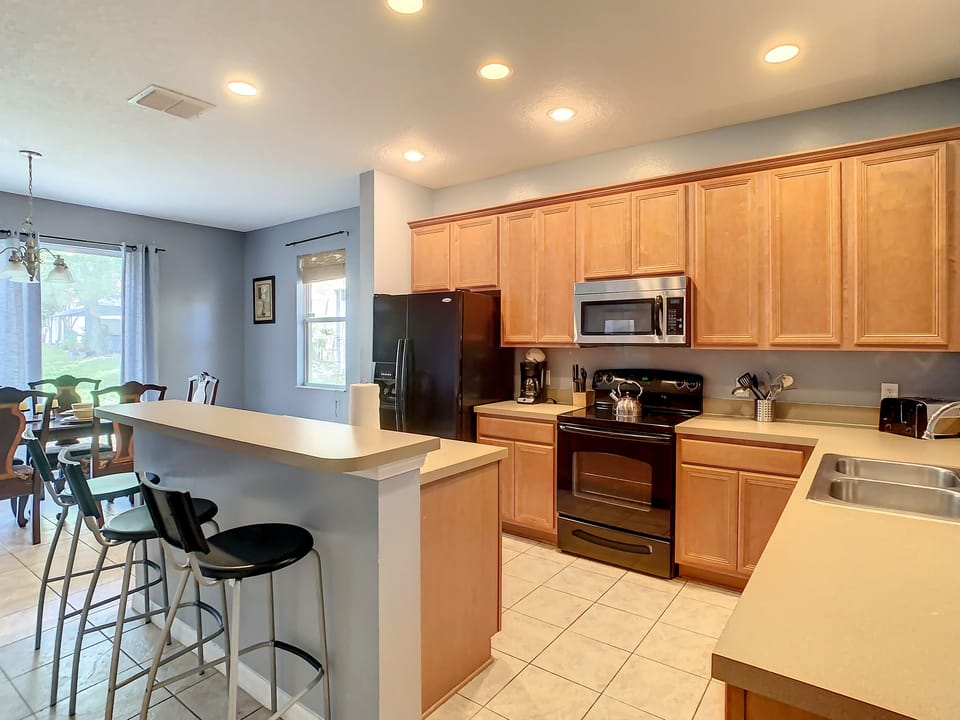Fully Equipped Kitchen and bar