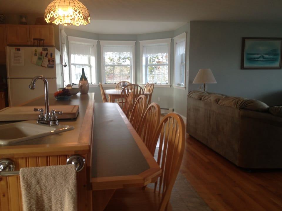 Breakfast bar and dinning nook.