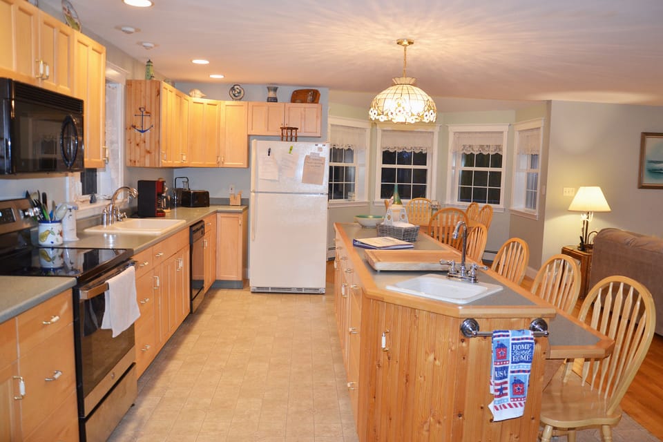 Kitchen, breakfast, nook open concept.