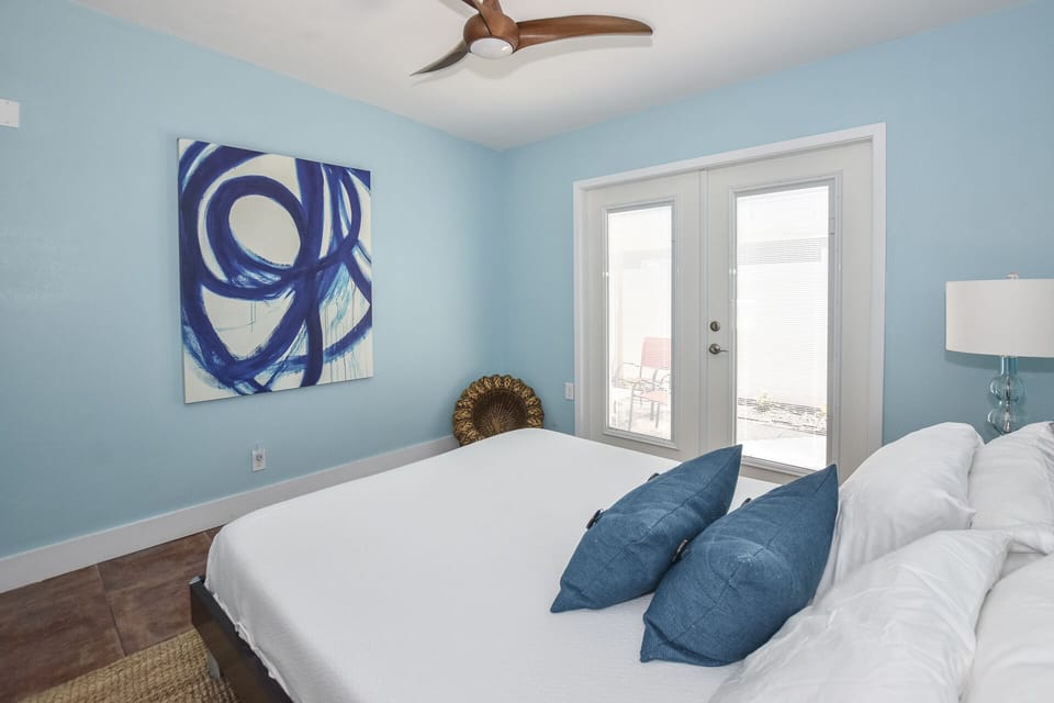 Guest bedroom queen.