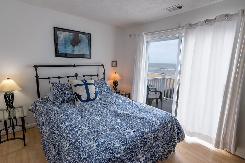 Third Floor Oceanfront room w/ balcony & Queen