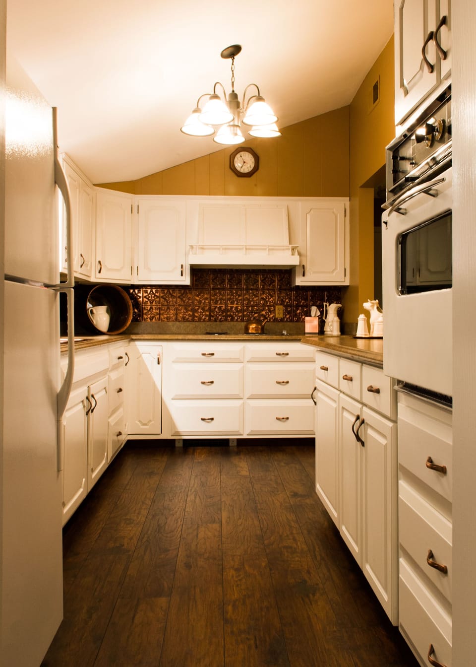 Fully Equipped Kitchen with dishwasher, microwave, cooktop & oven