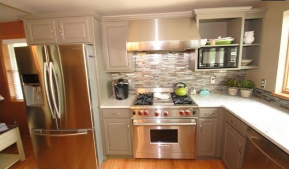 Professional grade Wolfe oven with a steel griddle for the cooks in your group!