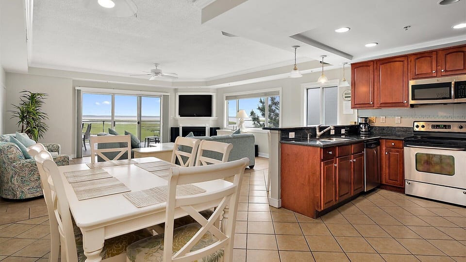 Spacious Updated great room. New Furniture 2022