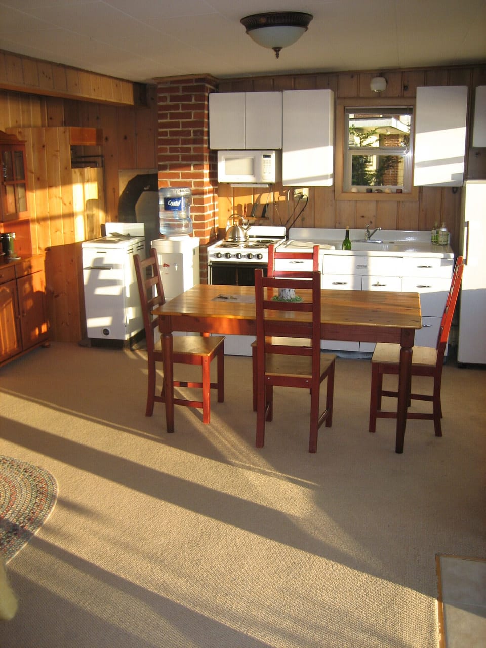 Original kitchenette in fully equipped kitchen.