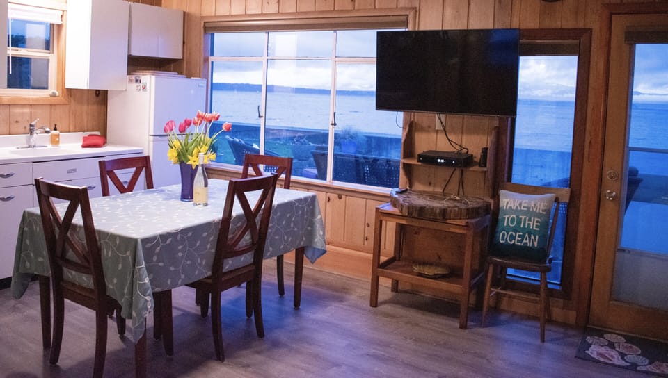 Tele, full kitchen, view, view, view (new table since this photo)
