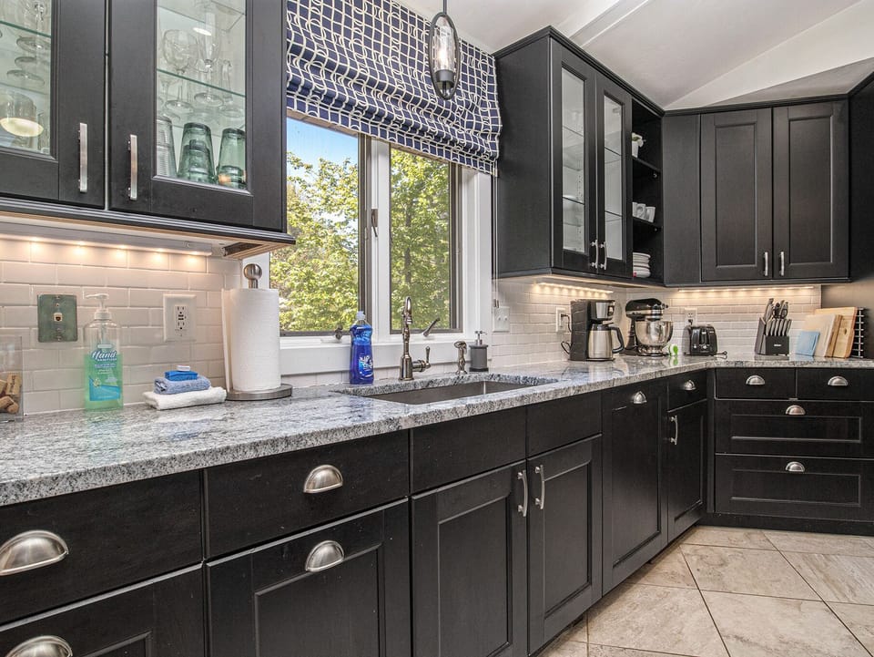 Fully stocked kitchen overlooks the front yard. 