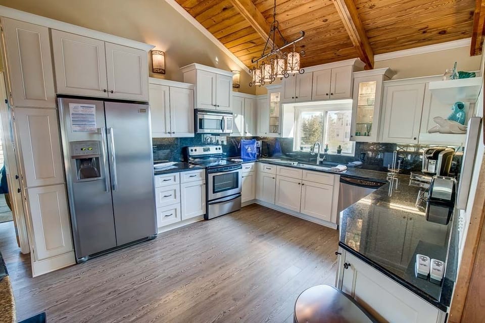 Mid-Level Kitchen with Island seats 4
