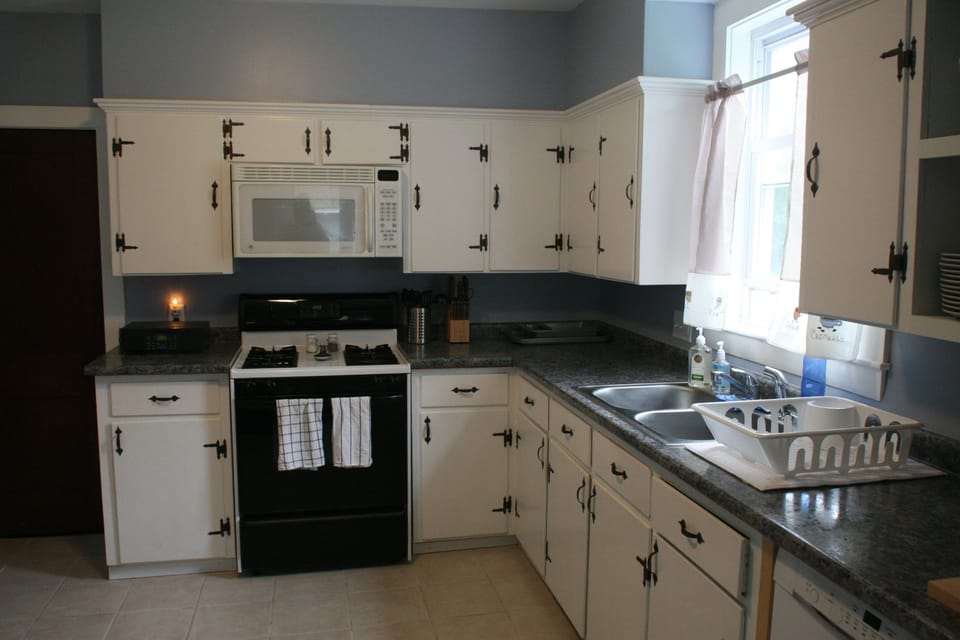 Fully equipped kitchen with 5 burner stove, dishwasher, etc.