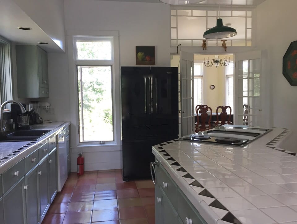 A cook's kitchen, fully stocked with appliances, utensils, detergents etc. 