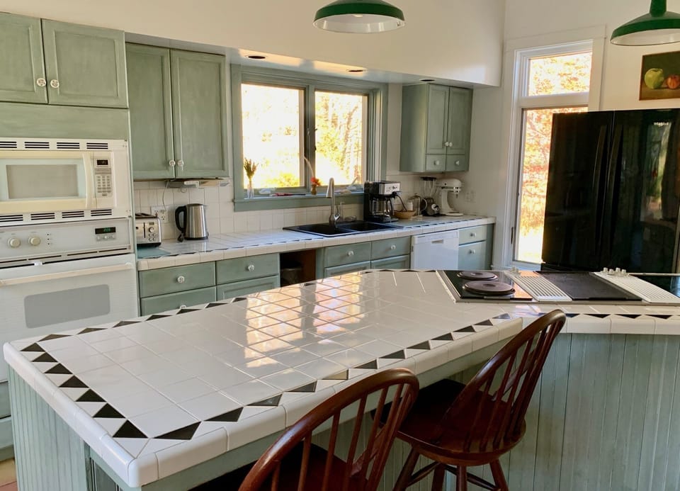 Kitchen bar, seats 2. 